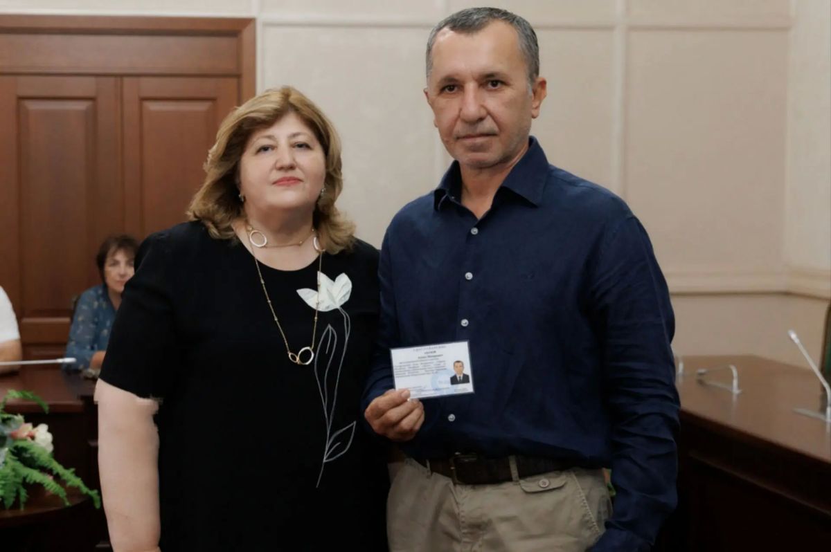 Председатель Избирательной комиссии КЧР Лариса Абазалиева вручила удостоверения зарегистрированным кандидатам в депутаты Государственной Думы РФ по округу №19 Председатель Избирательной комиссии КЧР Лариса Абазалиева вручила удостоверения зарегистрированным кандидатам в депутаты Государственной Думы РФ по округу №19