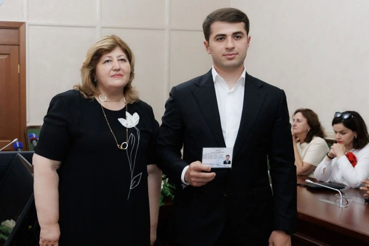 Председатель Избирательной комиссии КЧР Лариса Абазалиева вручила удостоверения зарегистрированным кандидатам в депутаты Государственной Думы РФ по округу №19 Председатель Избирательной комиссии КЧР Лариса Абазалиева вручила удостоверения зарегистрированным кандидатам в депутаты Государственной Думы РФ по округу №19