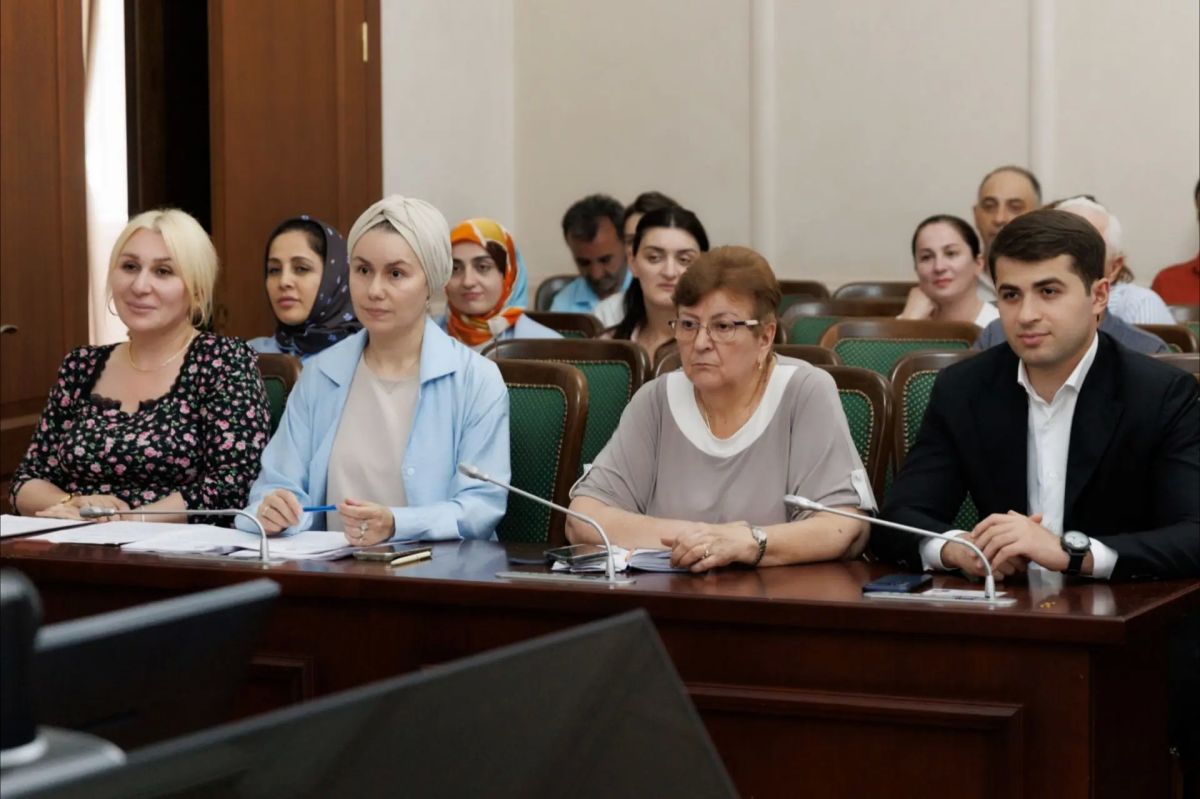 Председатель Избирательной комиссии КЧР Лариса Абазалиева вручила удостоверения зарегистрированным кандидатам в депутаты Государственной Думы РФ по округу №19 Председатель Избирательной комиссии КЧР Лариса Абазалиева вручила удостоверения зарегистрированным кандидатам в депутаты Государственной Думы РФ по округу №19