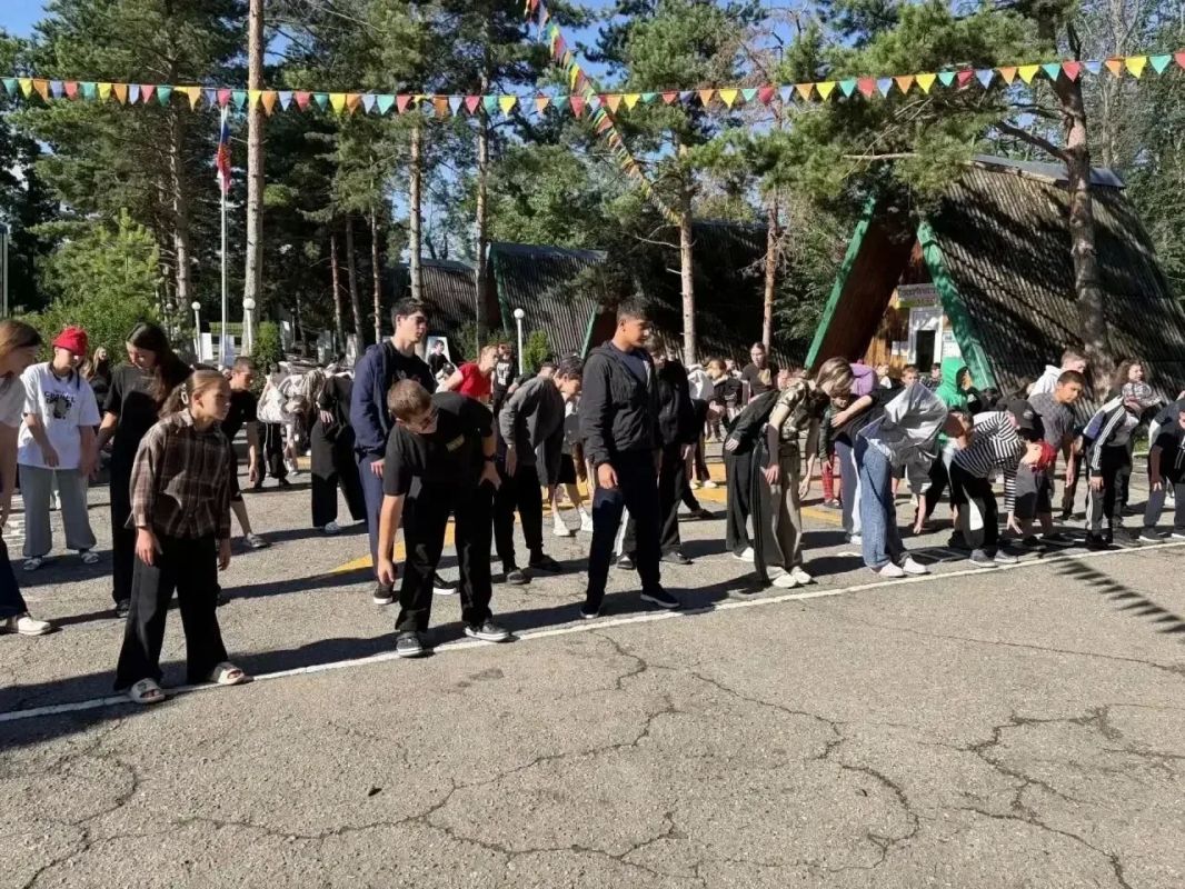 Площадкой для старта акции «Зарядка со стражем порядка» сотрудники Отдела МВД России по Прикубанскому району выбрали детский летний лагерь «Лесной» Площадкой для старта акции «Зарядка со стражем порядка» сотрудники Отдела МВД России по Прикубанскому району выбрали детский летний лагерь «Лесной»