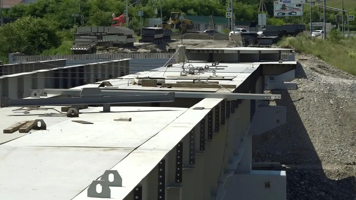 На трассе «Кавказ» в Адыге-Хабльском районе монтируют пролётное строение нового моста На трассе «Кавказ» в Адыге-Хабльском районе монтируют пролётное строение нового моста