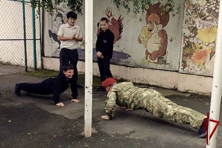 Спортивное мероприятие для воспитанников социального учреждения в Карачаево-Черкесии провели росгвардейцы В преддверии Дня физкультурника, а также в рамках ведомственной акции «Каникулы с Росгвардией», сотрудники... Спортивное мероприятие для воспитанников социального учреждения в Карачаево-Черкесии провели росгвардейцы В преддверии Дня физкультурника, а также в рамках ведомственной акции «Каникулы с Росгвардией», сотрудники...