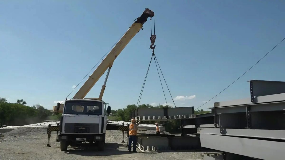 На трассе «Кавказ» в Адыге-Хабльском районе монтируют пролётное строение нового моста На трассе «Кавказ» в Адыге-Хабльском районе монтируют пролётное строение нового моста