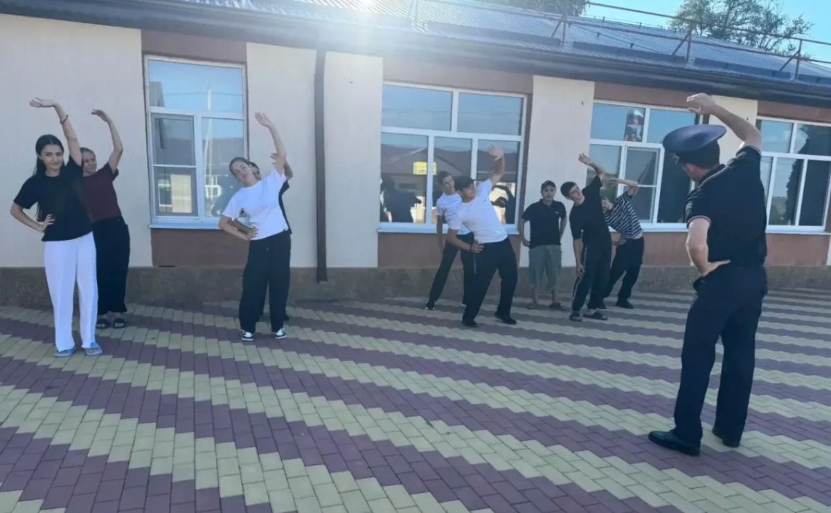 Полицейские совместно с членами Общественного совета Межмуниципального отдела МВД России «Адыге-Хабльский» в рамках акции «Зарядка со стражем порядка» посетили среднюю школу села Садовое Полицейские совместно с членами Общественного совета Межмуниципального отдела МВД России «Адыге-Хабльский» в рамках акции «Зарядка со стражем порядка» посетили среднюю школу села Садовое