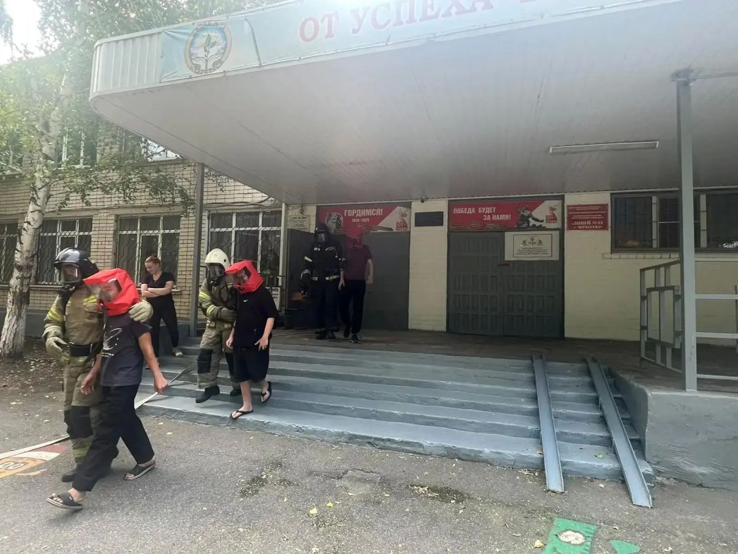 Огнеборцы Черкесска провели пожарно-тактические учения в школе Огнеборцы Черкесска провели пожарно-тактические учения в школе