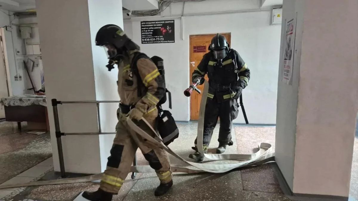 Огнеборцы Черкесска провели пожарно-тактические учения в школе Огнеборцы Черкесска провели пожарно-тактические учения в школе