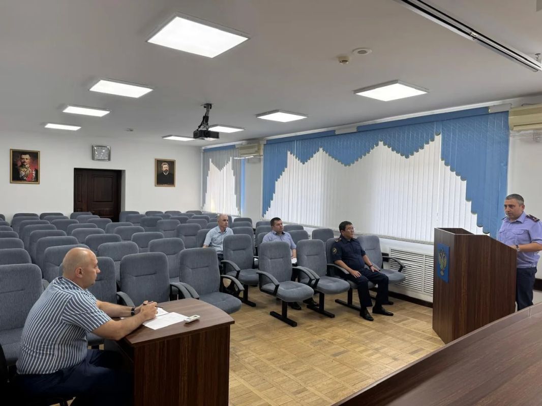 На межведомственном совещании под председательством исполняющего обязанности прокурора Карачаево-Черкесской Республики Санала Бахникова обсудили вопросы применения норм закона, регламентирующего освобождение от уголовной... На межведомственном совещании под председательством исполняющего обязанности прокурора Карачаево-Черкесской Республики Санала Бахникова обсудили вопросы применения норм закона, регламентирующего освобождение от уголовной...