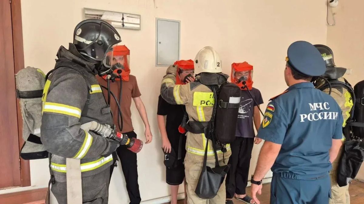 Огнеборцы Черкесска провели пожарно-тактические учения в школе Огнеборцы Черкесска провели пожарно-тактические учения в школе