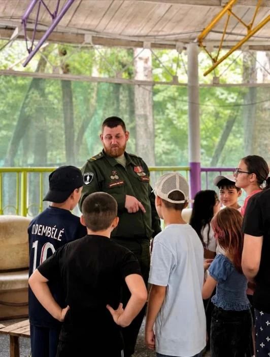 Ветеран СВО Максим Жилин провёл Урок мужества для детей в лагере «Лесной» Ветеран СВО Максим Жилин провёл Урок мужества для детей в лагере «Лесной»