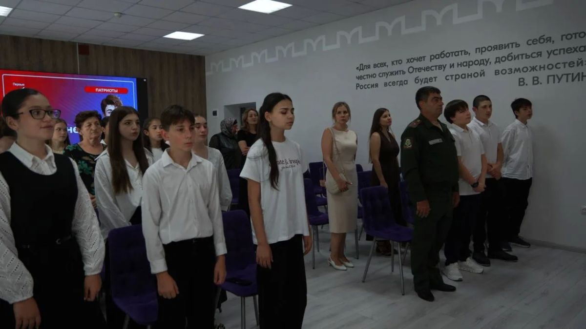 Мы - граждане России!. В преддверии Дня Государственного флага Российской Федерации в Черкесске состоялось торжественное вручение паспортов юным жителям города в рамках Всероссийской программы «Мы - граждане России!» Мы - граждане России!. В преддверии Дня Государственного флага Российской Федерации в Черкесске состоялось торжественное вручение паспортов юным жителям города в рамках Всероссийской программы «Мы - граждане России!»