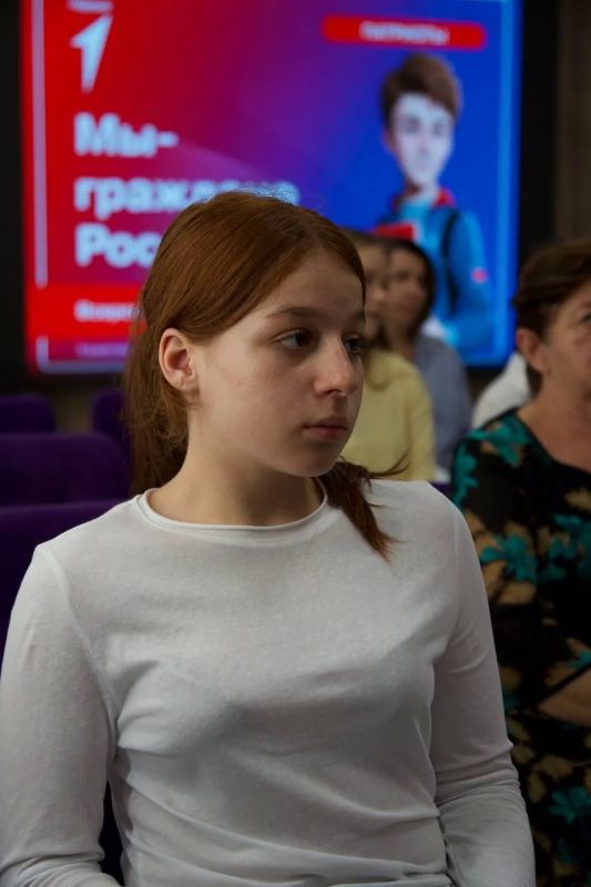 Мы - граждане России!. В преддверии Дня Государственного флага Российской Федерации в Черкесске состоялось торжественное вручение паспортов юным жителям города в рамках Всероссийской программы «Мы - граждане России!» Мы - граждане России!. В преддверии Дня Государственного флага Российской Федерации в Черкесске состоялось торжественное вручение паспортов юным жителям города в рамках Всероссийской программы «Мы - граждане России!»
