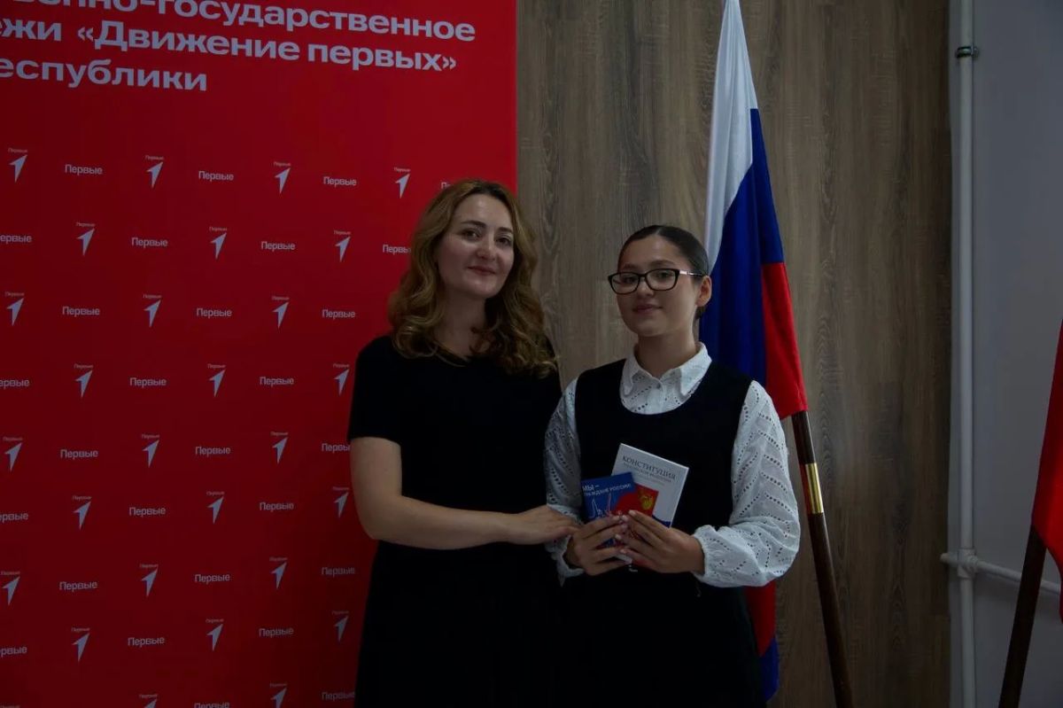 Мы - граждане России!. В преддверии Дня Государственного флага Российской Федерации в Черкесске состоялось торжественное вручение паспортов юным жителям города в рамках Всероссийской программы «Мы - граждане России!» Мы - граждане России!. В преддверии Дня Государственного флага Российской Федерации в Черкесске состоялось торжественное вручение паспортов юным жителям города в рамках Всероссийской программы «Мы - граждане России!»