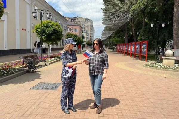 В Карачаево-Черкесии в рамках всероссийской акции «Цвета России» росгвардейцы поздравили жителей и гостей региона с праздником, напомнили об истории и значении государственного символа, а также раздали всем желающим флажки с... В Карачаево-Черкесии в рамках всероссийской акции «Цвета России» росгвардейцы поздравили жителей и гостей региона с праздником, напомнили об истории и значении государственного символа, а также раздали всем желающим флажки с...