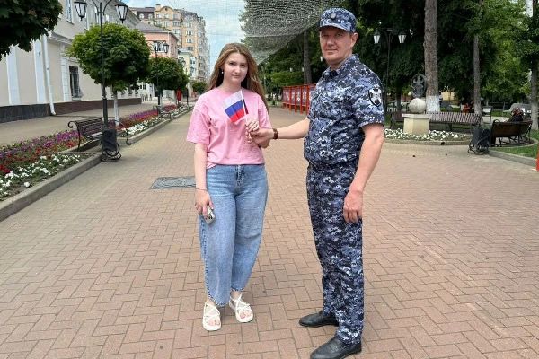 В Карачаево-Черкесии в рамках всероссийской акции «Цвета России» росгвардейцы поздравили жителей и гостей региона с праздником, напомнили об истории и значении государственного символа, а также раздали всем желающим флажки с... В Карачаево-Черкесии в рамках всероссийской акции «Цвета России» росгвардейцы поздравили жителей и гостей региона с праздником, напомнили об истории и значении государственного символа, а также раздали всем желающим флажки с...