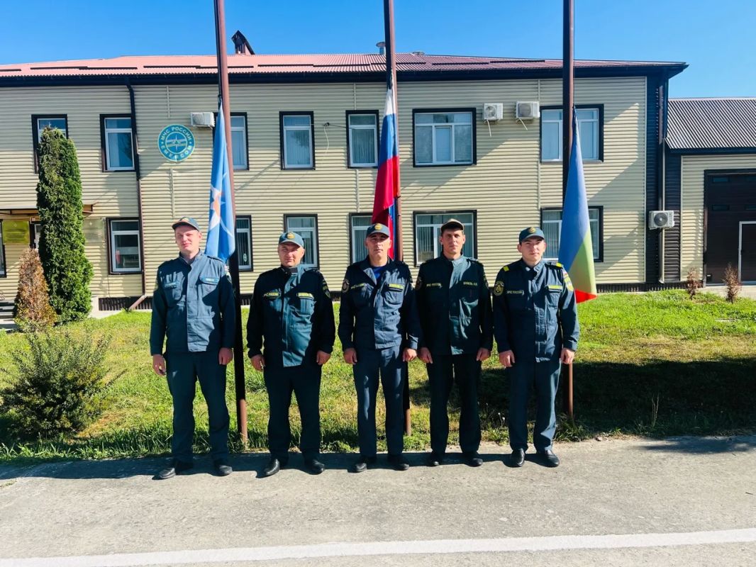Сегодня в пожарно-спасательных частях были проведены торжественные построения с поднятием триколора и занятия с личным составом по истории государственных символов страны Сегодня в пожарно-спасательных частях были проведены торжественные построения с поднятием триколора и занятия с личным составом по истории государственных символов страны