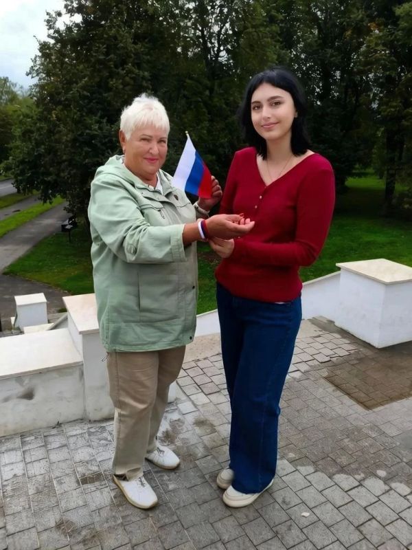 Три цвета единства. Уважаемые жители Костромской области! Сегодня вся страна отмечает один из важных государственных праздников - День Государственного флага Российской Федерации Три цвета единства. Уважаемые жители Костромской области! Сегодня вся страна отмечает один из важных государственных праздников - День Государственного флага Российской Федерации