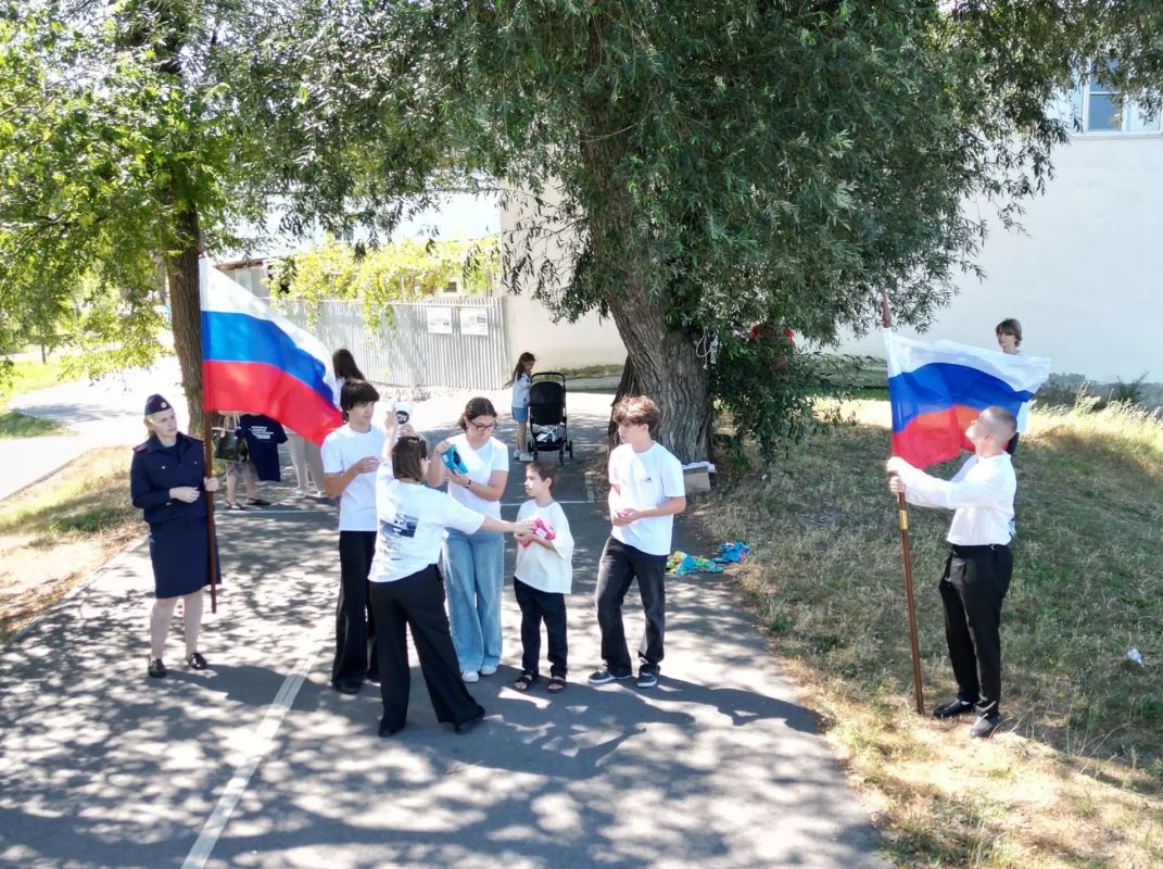 Сотрудники регионального следственного управления приняли участие в праздновании Дня Государственного флага Российской Федерации Сотрудники регионального следственного управления приняли участие в праздновании Дня Государственного флага Российской Федерации