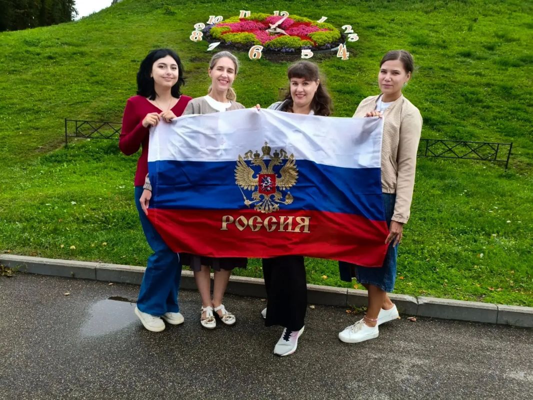 Три цвета единства. Уважаемые жители Костромской области! Сегодня вся страна отмечает один из важных государственных праздников - День Государственного флага Российской Федерации Три цвета единства. Уважаемые жители Костромской области! Сегодня вся страна отмечает один из важных государственных праздников - День Государственного флага Российской Федерации