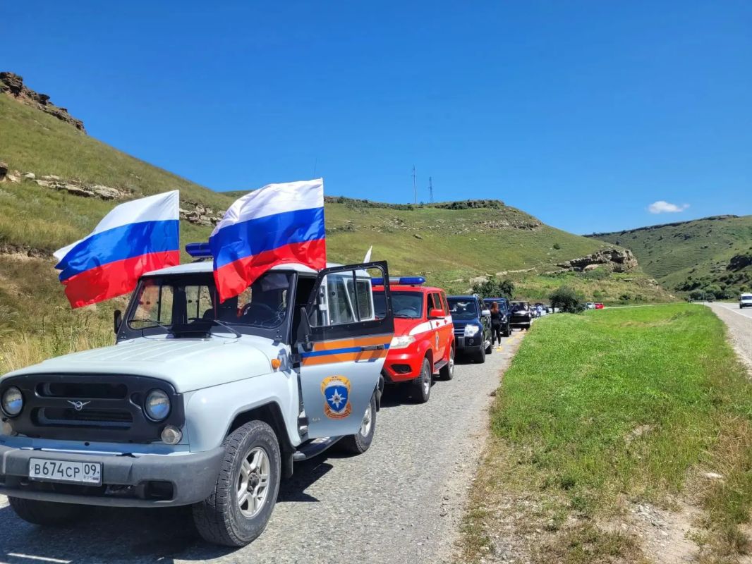 В Карачаево-Черкесии прошел авто-мотопробег, посвященный Дню Государственного флага России! 22 августа, в День Государственного флага Российской Федерации, более 100 жителей КЧР стали участниками патриотической акции В Карачаево-Черкесии прошел авто-мотопробег, посвященный Дню Государственного флага России! 22 августа, в День Государственного флага Российской Федерации, более 100 жителей КЧР стали участниками патриотической акции
