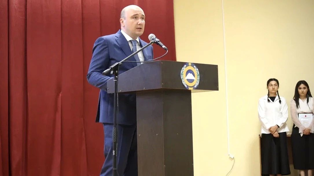 Алексей Баскаев: С большим удовольствием принял участие в традиционной августовской конференции, на которой педагогам Черкесска предстоит принять стратегию развития системы образования в наступающем учебном году, а также... Алексей Баскаев: С большим удовольствием принял участие в традиционной августовской конференции, на которой педагогам Черкесска предстоит принять стратегию развития системы образования в наступающем учебном году, а также...