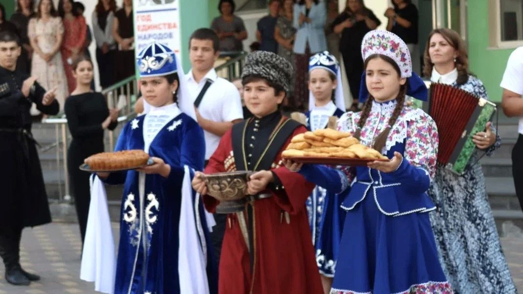 Алексей Баскаев: С большим удовольствием принял участие в традиционной августовской конференции, на которой педагогам Черкесска предстоит принять стратегию развития системы образования в наступающем учебном году, а также... Алексей Баскаев: С большим удовольствием принял участие в традиционной августовской конференции, на которой педагогам Черкесска предстоит принять стратегию развития системы образования в наступающем учебном году, а также...