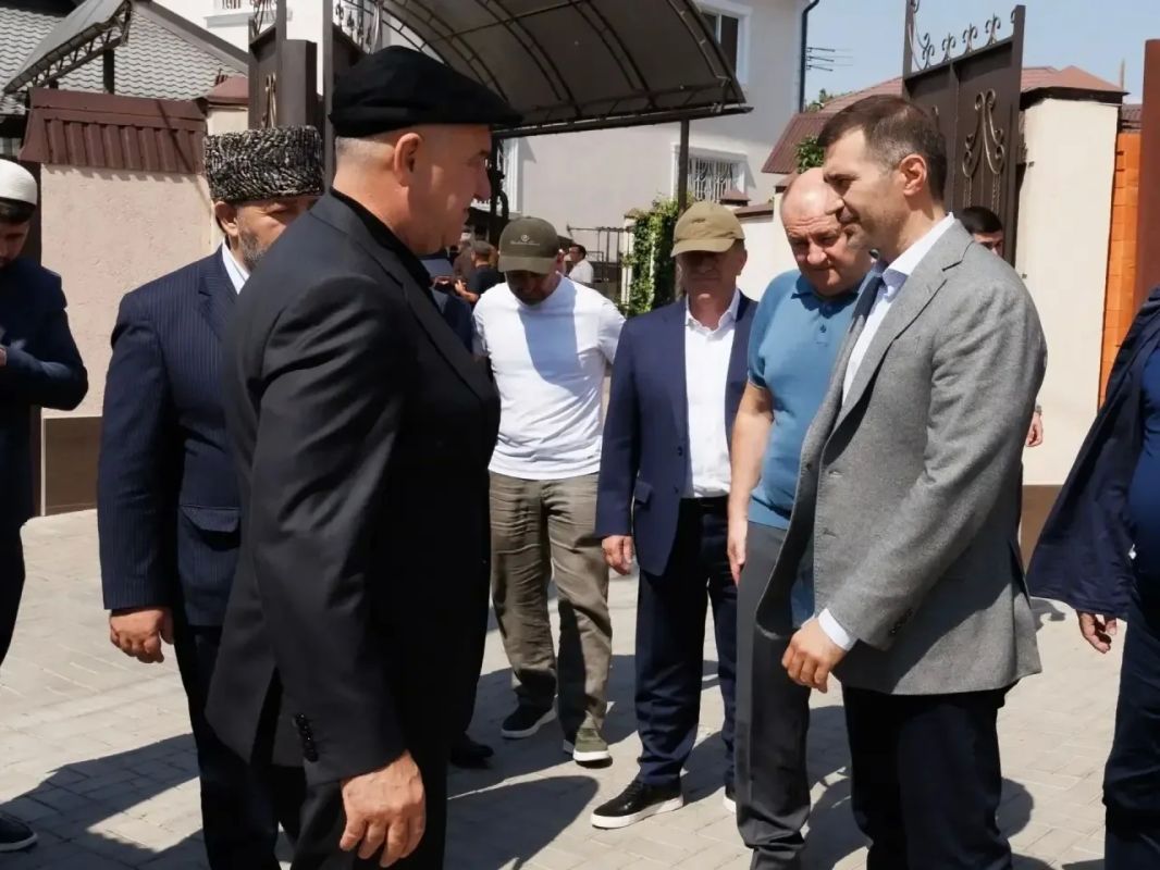 Рашид Темрезов: Сегодня вместе с коллегами и муфтием республики Мухаммадом-Хаджи Эркеновым лично выразил искренние соболезнования родным и близким Бориса Сафаровича Эбзеева в связи с его уходом из жизни Рашид Темрезов: Сегодня вместе с коллегами и муфтием республики Мухаммадом-Хаджи Эркеновым лично выразил искренние соболезнования родным и близким Бориса Сафаровича Эбзеева в связи с его уходом из жизни
