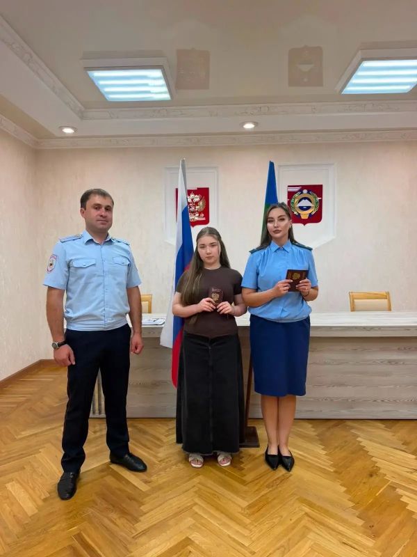 Работником надзорного ведомства принято участие в приуроченной ко Дню Государственного флага Российской Федерации церемонии вручения паспортов юным гражданам Работником надзорного ведомства принято участие в приуроченной ко Дню Государственного флага Российской Федерации церемонии вручения паспортов юным гражданам