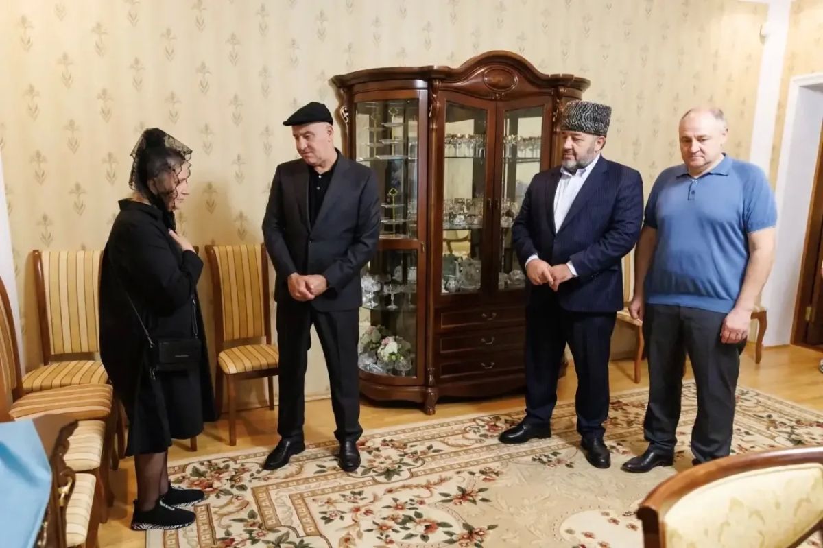 Рашид Темрезов: Сегодня вместе с коллегами и муфтием республики Мухаммадом-Хаджи Эркеновым лично выразил искренние соболезнования родным и близким Бориса Сафаровича Эбзеева в связи с его уходом из жизни Рашид Темрезов: Сегодня вместе с коллегами и муфтием республики Мухаммадом-Хаджи Эркеновым лично выразил искренние соболезнования родным и близким Бориса Сафаровича Эбзеева в связи с его уходом из жизни