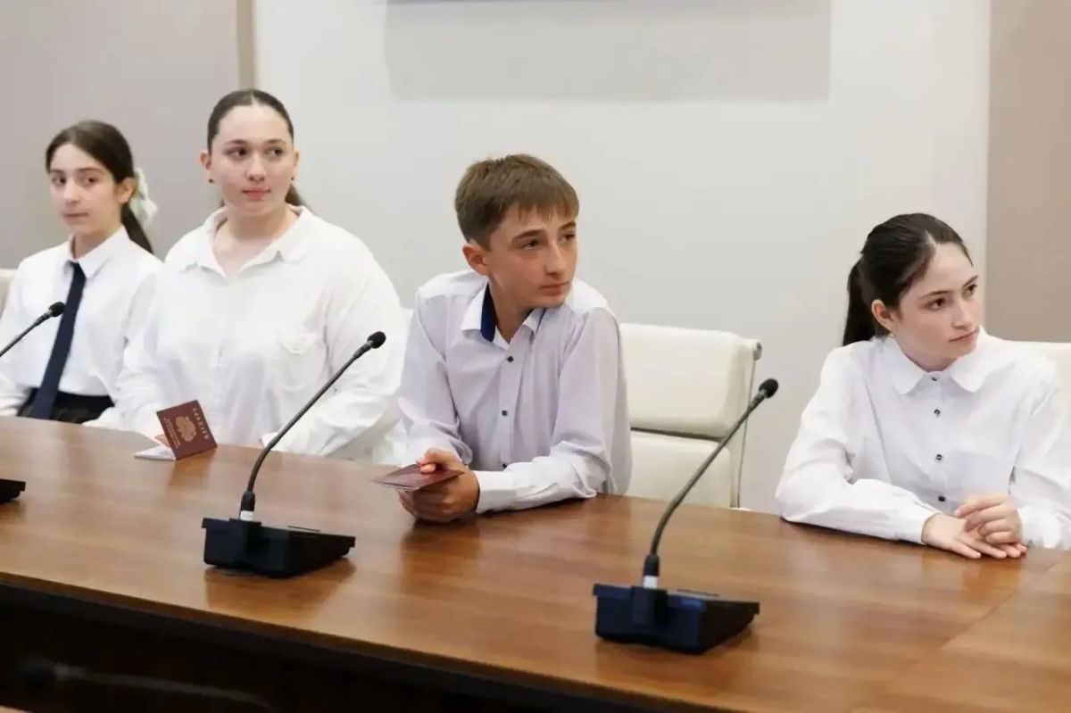 Рашид Темрезов: В преддверии Дня знаний, сегодня вручил паспорта граждан Российской Федерации юным жителям республики из всех городов и районов Карачаево-Черкесии Рашид Темрезов: В преддверии Дня знаний, сегодня вручил паспорта граждан Российской Федерации юным жителям республики из всех городов и районов Карачаево-Черкесии