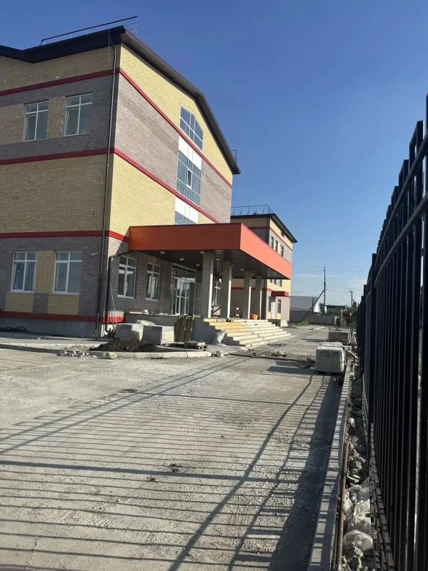 Прокуратура республики проверила ход строительства новой школы в Адыге-Хабльском районе