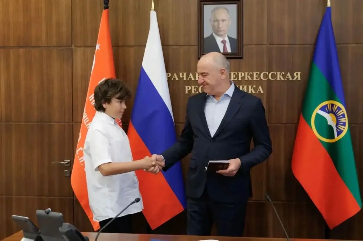Рашид Темрезов: В преддверии Дня знаний, сегодня вручил паспорта граждан Российской Федерации юным жителям республики из всех городов и районов Карачаево-Черкесии Рашид Темрезов: В преддверии Дня знаний, сегодня вручил паспорта граждан Российской Федерации юным жителям республики из всех городов и районов Карачаево-Черкесии