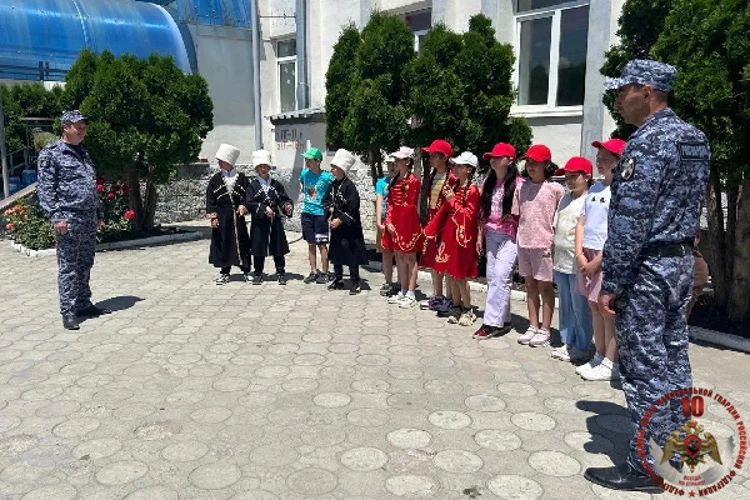 В рамках ведомственной акции «Каникулы с Росгвардией» и 10-летия образования войск национальной гвардии Российской Федерации сотрудники вневедомственной охраны по Усть-Джегутинскому району провели встречу со школьниками В рамках ведомственной акции «Каникулы с Росгвардией» и 10-летия образования войск национальной гвардии Российской Федерации сотрудники вневедомственной охраны по Усть-Джегутинскому району провели встречу со школьниками