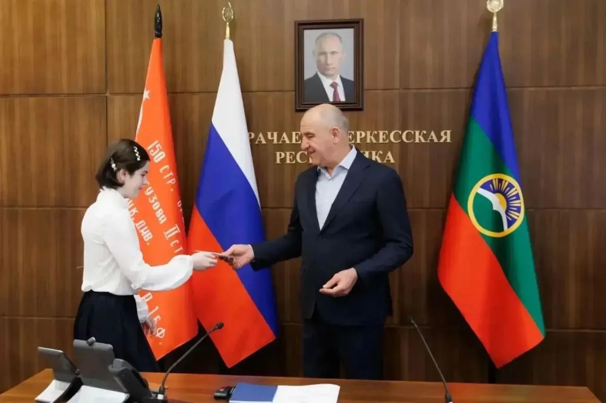 Рашид Темрезов вручил паспорта юным жителям республики в преддверии Дня знаний Рашид Темрезов вручил паспорта юным жителям республики в преддверии Дня знаний