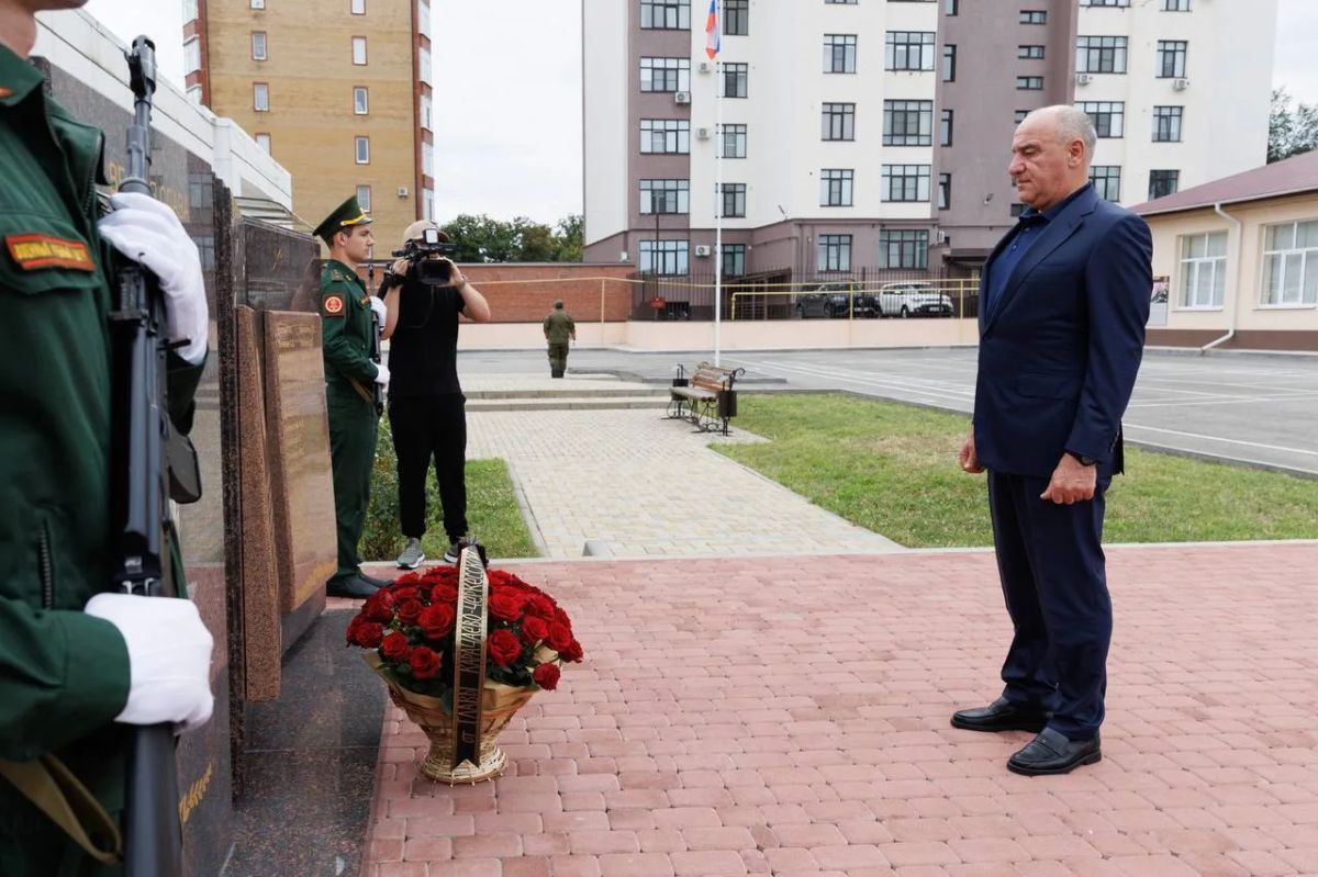 Первые 94 выпускника военного учебного центра Карачаево-Черкесии им. Героя России Канамата Боташева, созданного на базе Северо-Кавказской государственной академии (СКГА), получили дипломы и первые погоны Первые 94 выпускника военного учебного центра Карачаево-Черкесии им. Героя России Канамата Боташева, созданного на базе Северо-Кавказской государственной академии (СКГА), получили дипломы и первые погоны