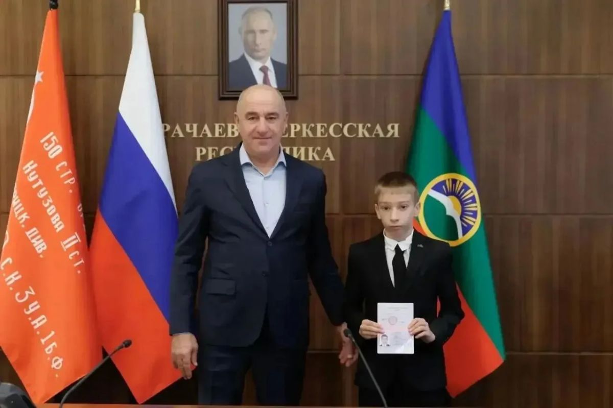Рашид Темрезов вручил паспорта юным жителям республики в преддверии Дня знаний Рашид Темрезов вручил паспорта юным жителям республики в преддверии Дня знаний