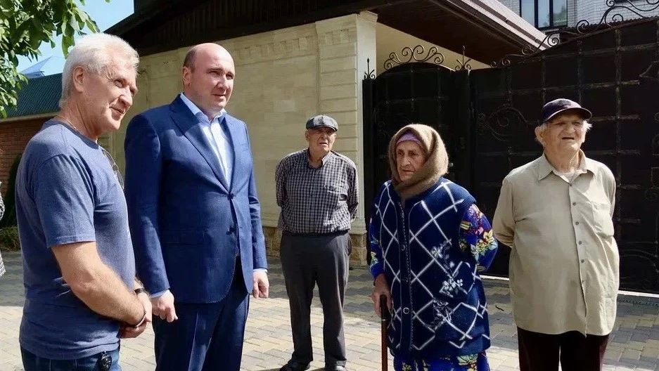 Сегодня первый заместитель Председателя Народного Собрания Карачаево-Черкесии Хызыр Чеккуев и мэр г. Черкесска Алексей Баскаев побывали с рабочим выездом на улице им. З. Космодемьянской. В конце минувшей недели жильцы... Сегодня первый заместитель Председателя Народного Собрания Карачаево-Черкесии Хызыр Чеккуев и мэр г. Черкесска Алексей Баскаев побывали с рабочим выездом на улице им. З. Космодемьянской. В конце минувшей недели жильцы...