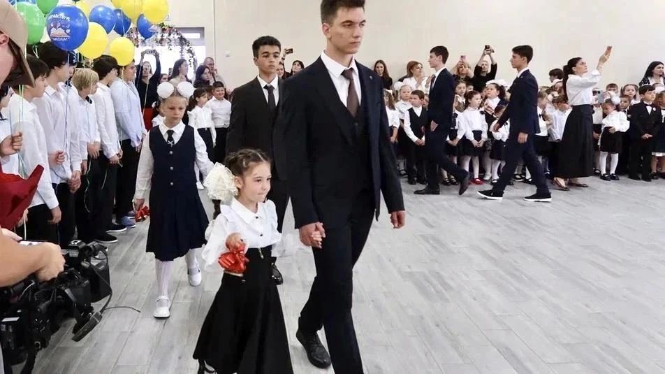 Мэр Черкесска Алексей Баскаев поздравил учащихся, педагогов и родителей с Днём знаний Мэр Черкесска Алексей Баскаев поздравил учащихся, педагогов и родителей с Днём знаний
