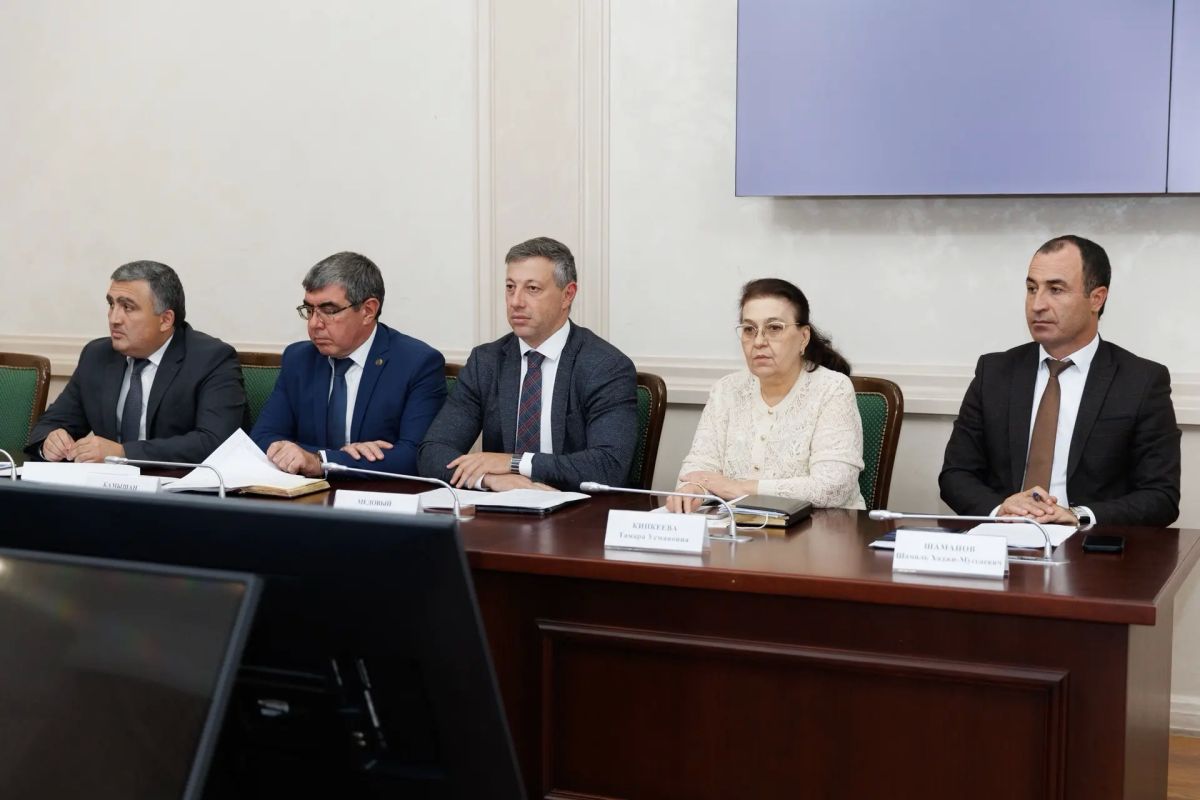Сегодня состоялась рабочая встреча членов Правительства КарачаевоЧеркесской Республики под руководством премьерминистра Мурата Олеговича Аргунова с представителями КарачаевоЧеркесского отделения Сбербанка России Сегодня состоялась рабочая встреча членов Правительства КарачаевоЧеркесской Республики под руководством премьерминистра Мурата Олеговича Аргунова с представителями КарачаевоЧеркесского отделения Сбербанка России
