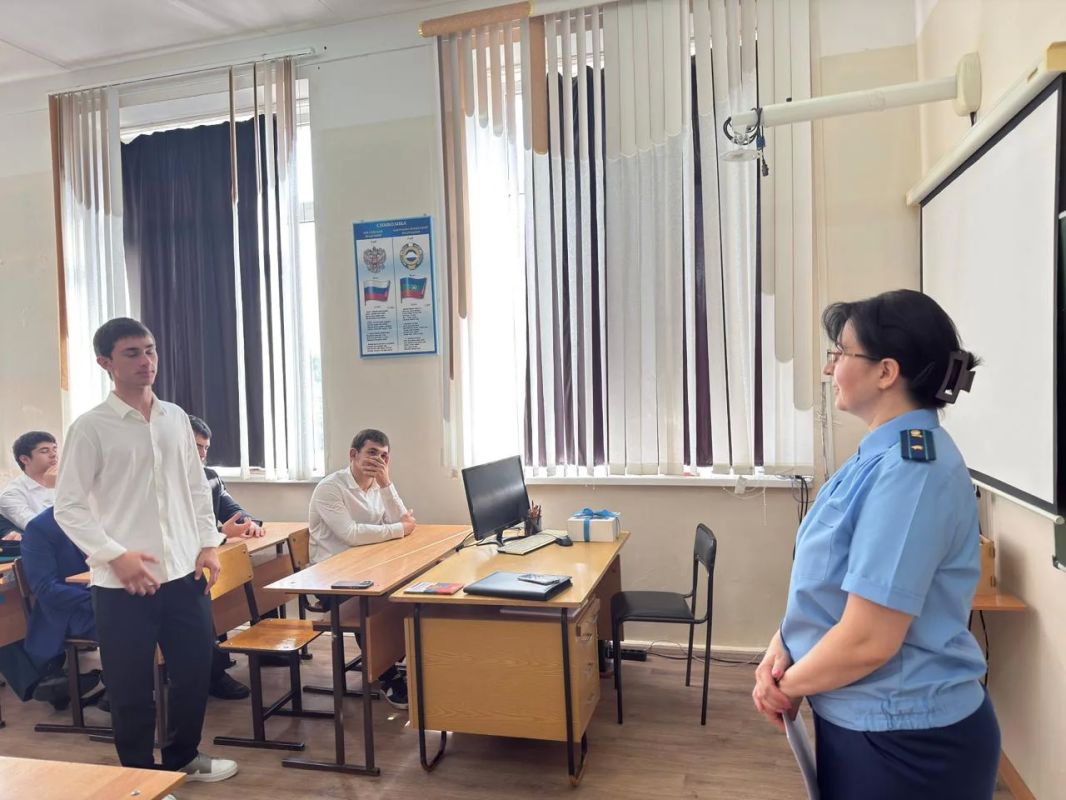 В День знаний работники Усть-Джегутинской межрайонной прокуратуры провели патриотические мероприятия со школьниками В День знаний работники Усть-Джегутинской межрайонной прокуратуры провели патриотические мероприятия со школьниками