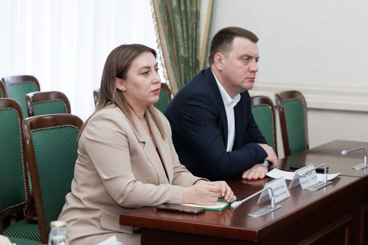 Сегодня состоялась рабочая встреча членов Правительства КарачаевоЧеркесской Республики под руководством премьерминистра Мурата Олеговича Аргунова с представителями КарачаевоЧеркесского отделения Сбербанка России Сегодня состоялась рабочая встреча членов Правительства КарачаевоЧеркесской Республики под руководством премьерминистра Мурата Олеговича Аргунова с представителями КарачаевоЧеркесского отделения Сбербанка России