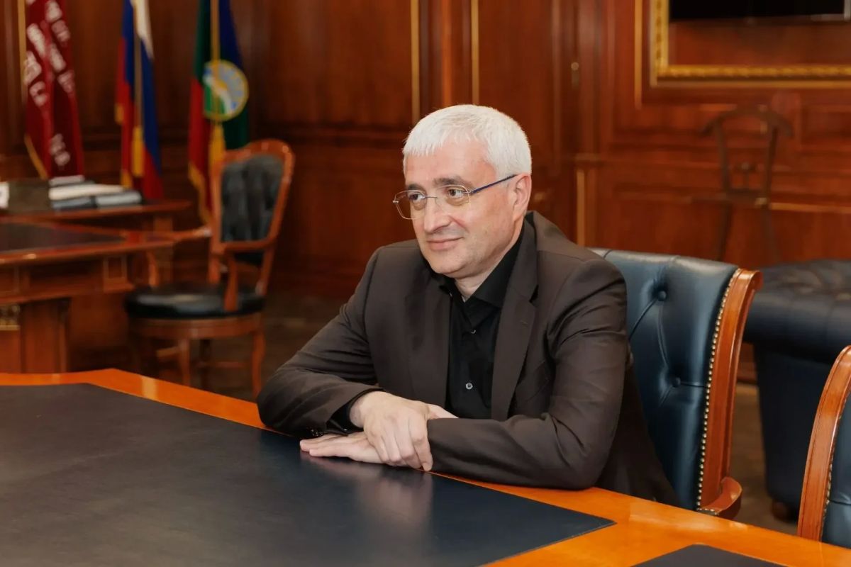 Рашид Темрезов: Вместе с председателем Парламента КЧР Александром Ивановым сегодня встретился с депутатом Государственной Думы Российской Федерации, заместителем председателя комитета Госдумы РФ по малому и среднему... Рашид Темрезов: Вместе с председателем Парламента КЧР Александром Ивановым сегодня встретился с депутатом Государственной Думы Российской Федерации, заместителем председателя комитета Госдумы РФ по малому и среднему...