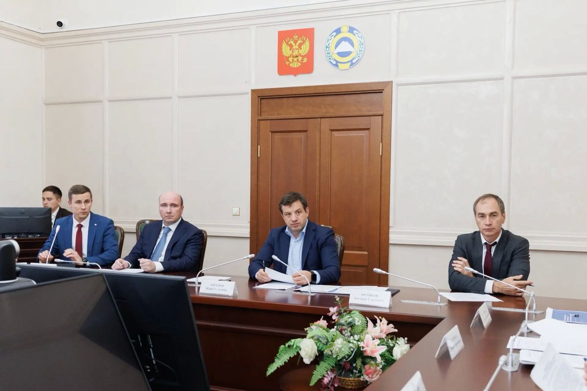 Сегодня состоялась рабочая встреча членов Правительства КарачаевоЧеркесской Республики под руководством премьерминистра Мурата Олеговича Аргунова с представителями КарачаевоЧеркесского отделения Сбербанка России Сегодня состоялась рабочая встреча членов Правительства КарачаевоЧеркесской Республики под руководством премьерминистра Мурата Олеговича Аргунова с представителями КарачаевоЧеркесского отделения Сбербанка России