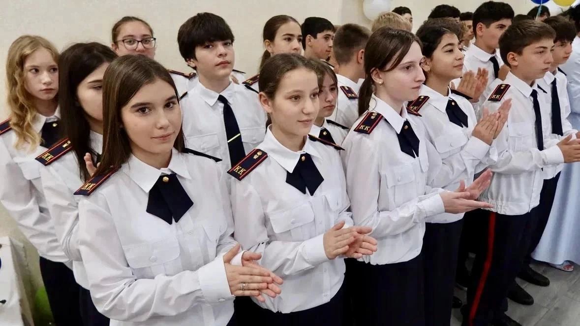 Мэр Черкесска Алексей Баскаев поздравил учащихся, педагогов и родителей с Днём знаний Мэр Черкесска Алексей Баскаев поздравил учащихся, педагогов и родителей с Днём знаний