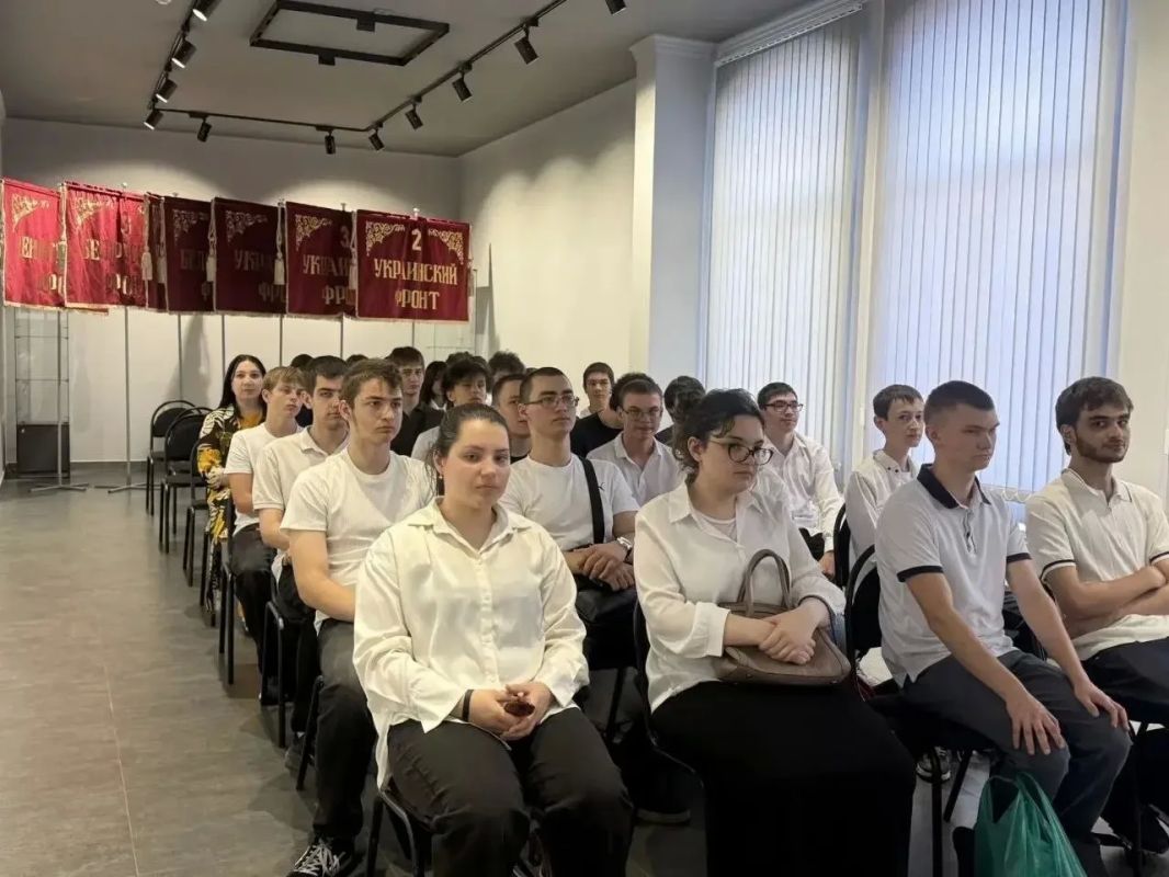 В Выставочном павильоне Музея-заповедника КЧР для студентов Технологического колледжа провели показ документального фильма «Код доступа: Дальневосточная Победа» В Выставочном павильоне Музея-заповедника КЧР для студентов Технологического колледжа провели показ документального фильма «Код доступа: Дальневосточная Победа»