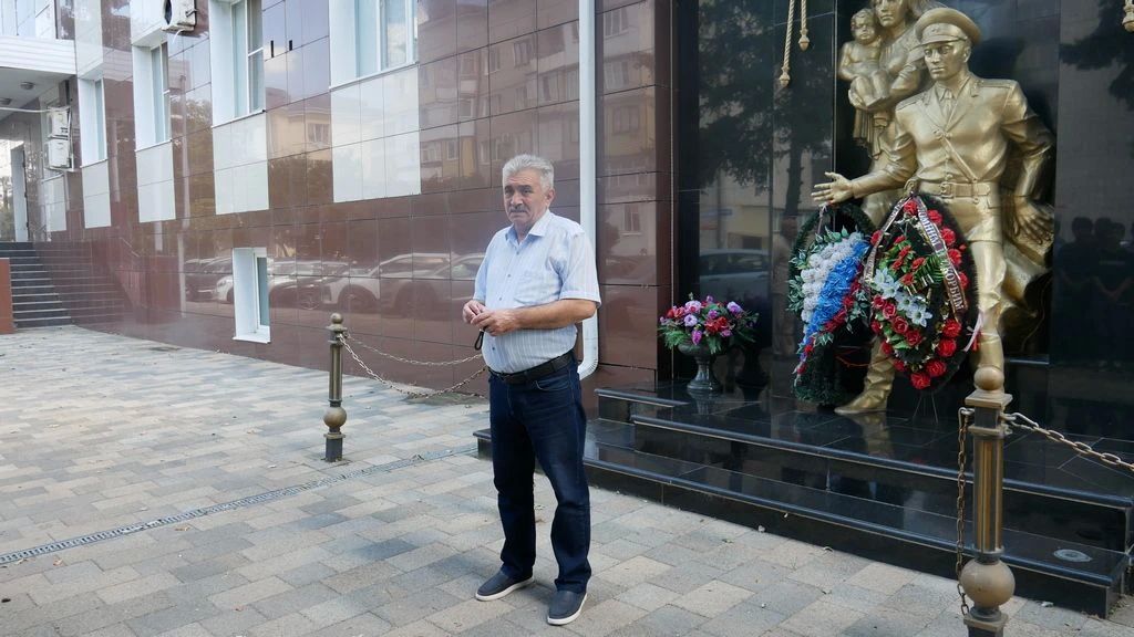 Сегодня в Черкесске у мемориала сотрудникам органов внутренних дел, погибшим при исполнении служебного долга, состоялось памятное мероприятие, приуроченное ко Дню солидарности в борьбе с терроризмом Сегодня в Черкесске у мемориала сотрудникам органов внутренних дел, погибшим при исполнении служебного долга, состоялось памятное мероприятие, приуроченное ко Дню солидарности в борьбе с терроризмом