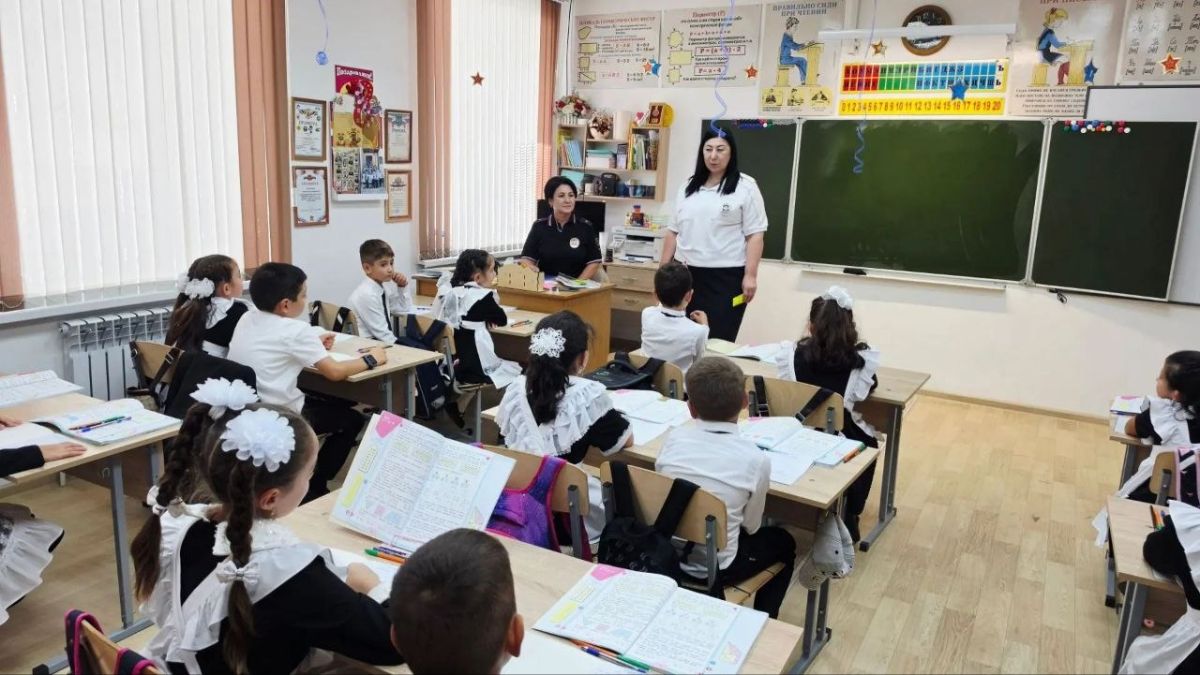 В первый учебный день нового учебного года в рамках оперативно-профилактического мероприятия «Внимание-Дети!» сотрудники отделения Госавтоинспекции и сотрудники ПДН Межмуниципального отдела МВД России «Адыге-Хабльский»... В первый учебный день нового учебного года в рамках оперативно-профилактического мероприятия «Внимание-Дети!» сотрудники отделения Госавтоинспекции и сотрудники ПДН Межмуниципального отдела МВД России «Адыге-Хабльский»...