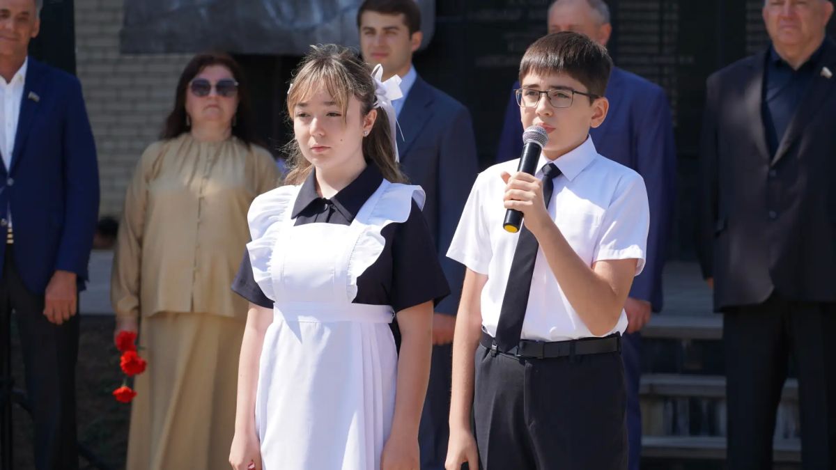 В День солидарности в борьбе с терроризмом Председатель Народного Собрания КЧР Александр Иванов и депутаты республиканского Парламента приняли участие в памятном митинге, который традиционно прошел в селе Коста-Хетагурова у... В День солидарности в борьбе с терроризмом Председатель Народного Собрания КЧР Александр Иванов и депутаты республиканского Парламента приняли участие в памятном митинге, который традиционно прошел в селе Коста-Хетагурова у...