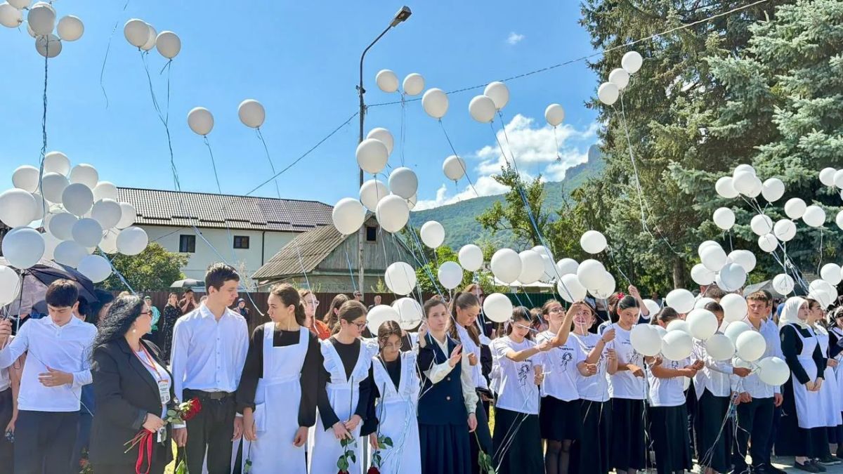 Митинг памяти жертв теракта в школе №1 североосетинского города Беслана прошел в Карачаево-Черкесии в День солидарности в борьбе с терроризмом, сообщил глава республики Рашид Темрезов Митинг памяти жертв теракта в школе №1 североосетинского города Беслана прошел в Карачаево-Черкесии в День солидарности в борьбе с терроризмом, сообщил глава республики Рашид Темрезов