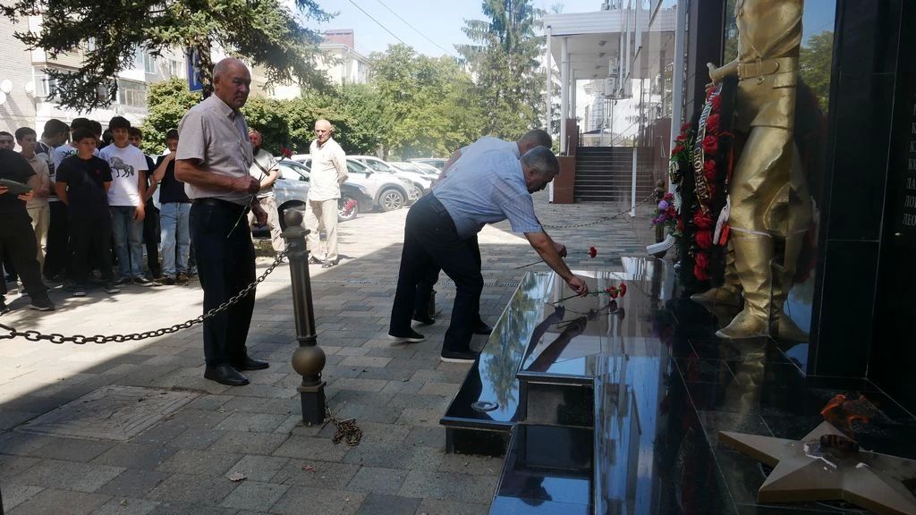 Сегодня в Черкесске у мемориала сотрудникам органов внутренних дел, погибшим при исполнении служебного долга, состоялось памятное мероприятие, приуроченное ко Дню солидарности в борьбе с терроризмом Сегодня в Черкесске у мемориала сотрудникам органов внутренних дел, погибшим при исполнении служебного долга, состоялось памятное мероприятие, приуроченное ко Дню солидарности в борьбе с терроризмом