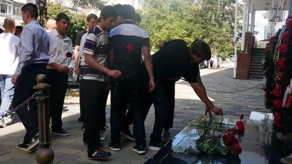 Сегодня в Черкесске у мемориала сотрудникам органов внутренних дел, погибшим при исполнении служебного долга, состоялось памятное мероприятие, приуроченное ко Дню солидарности в борьбе с терроризмом Сегодня в Черкесске у мемориала сотрудникам органов внутренних дел, погибшим при исполнении служебного долга, состоялось памятное мероприятие, приуроченное ко Дню солидарности в борьбе с терроризмом